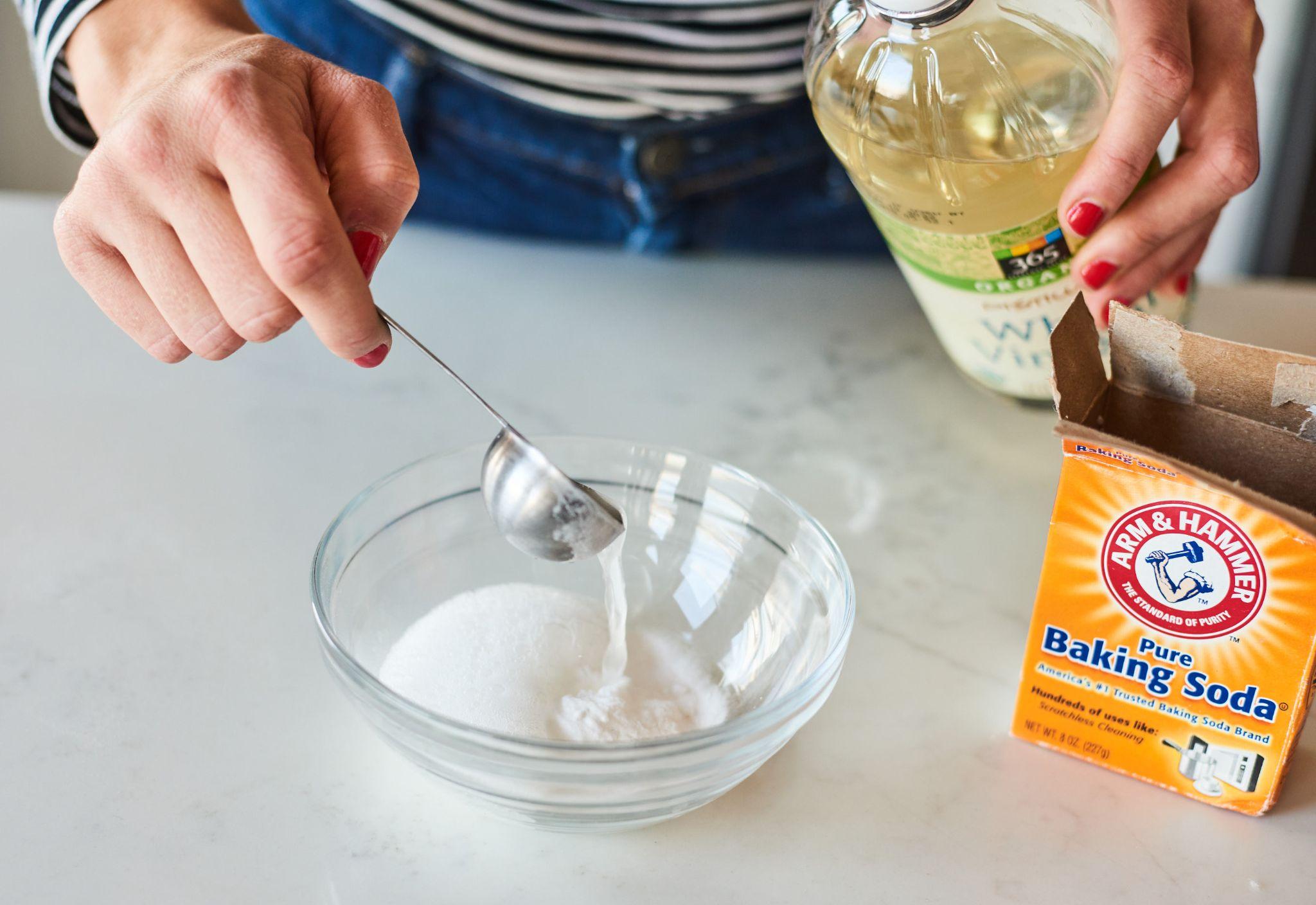 Bồn cầu bị tắc? Chỉ cần đổ 1 chai coca qua đêm bạn sẽ thấy hiệu quả không ngờ - 2