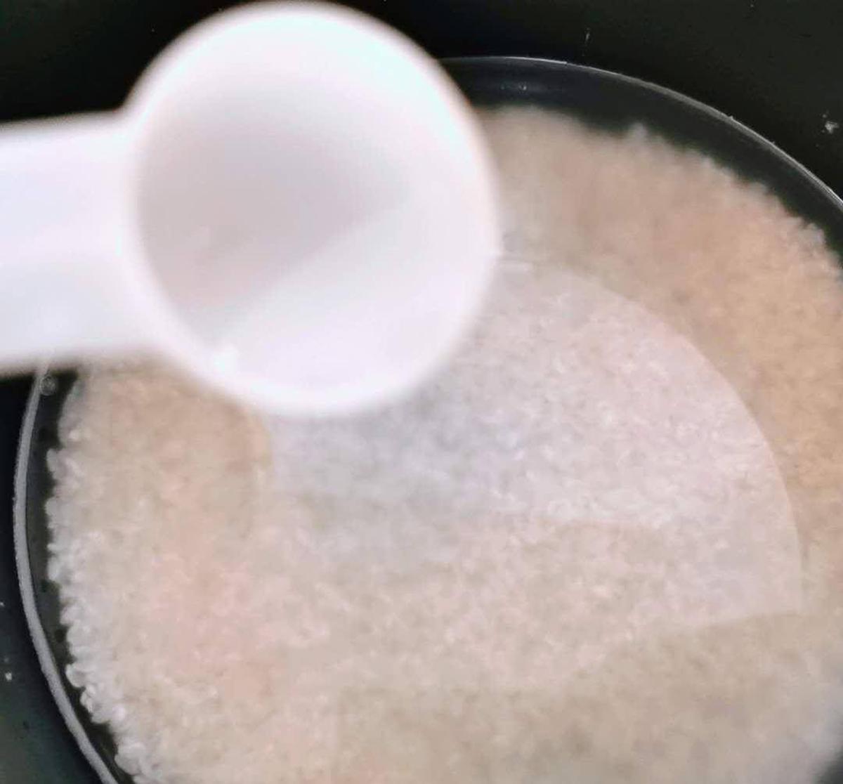 Khi nấu cơm nên vo gạo mấy lần là đúng, tưởng dễ mà 99% mọi người đều làm sai, chẳng trách cơm nhạt “như nước ốc” - 4