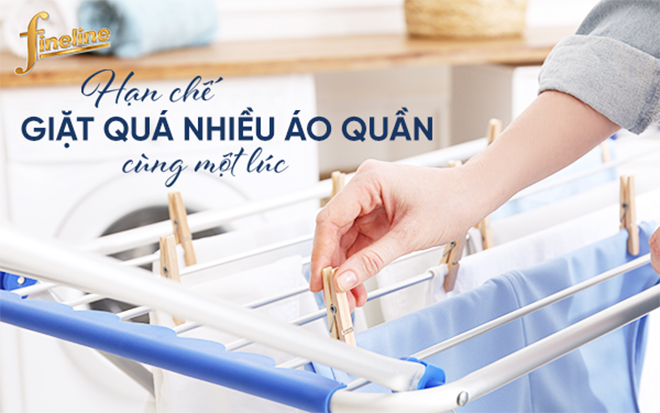 Việc giặt và phơi nhiều quần áo cùng một lúc sẽ tạo điều kiện cho vi khuẩn sinh sôi và phát triển, gây ra mùi ẩm mốc khó chịu, nhất là khi phơi quần áo trong nhà.