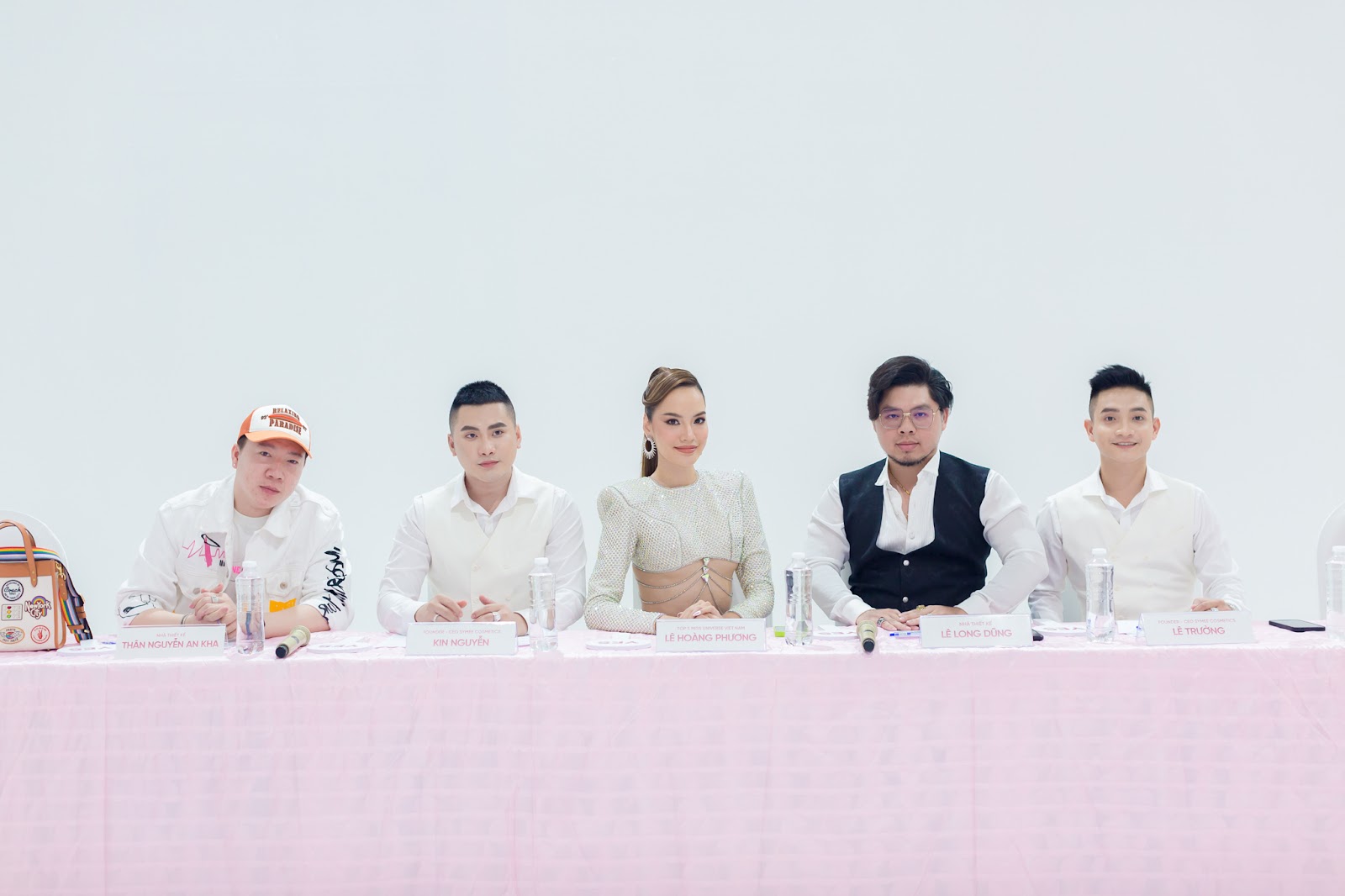 Thành phần ban giám khảo tuyển chọn người mẫu cho sự kiện Symees Fabulous Night gồm: Lê Trường - Kin Nguyễn, NTK Lê Long Dũng, An Kha và top 5 Miss Universe Việt Nam 2022 Lê Hoàng Phương. 