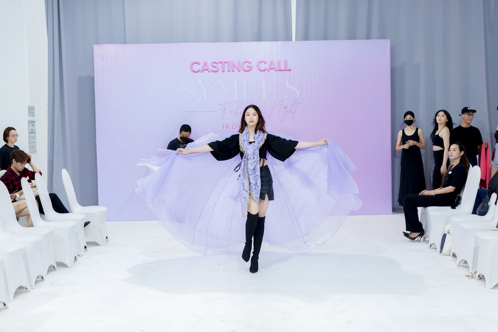 Thí sinh Di Di thể hiện đường catwalk trong buổi casting.
