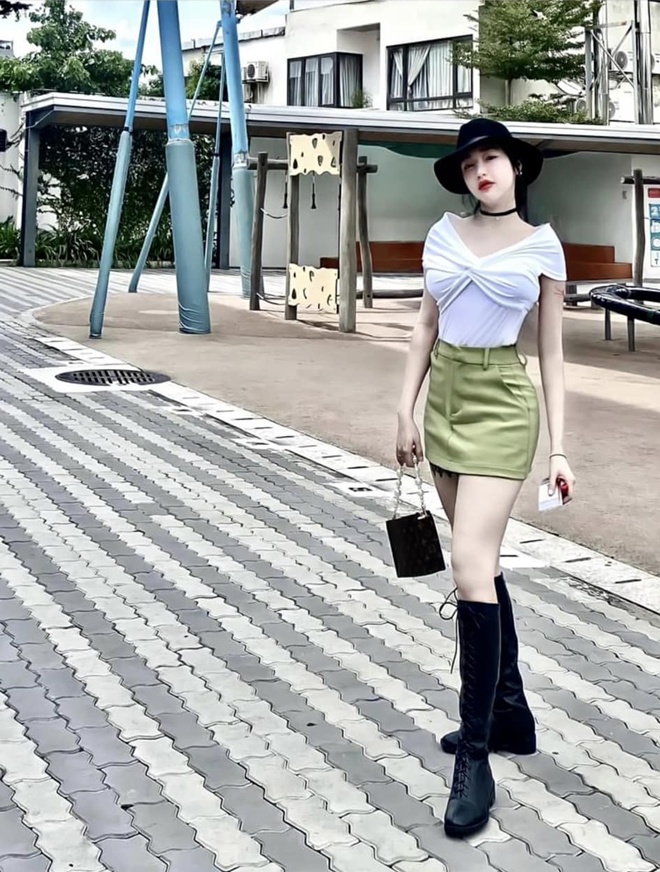 Và đây chính là outfits chặt chém của cô nàng vào ngày diện kiến nhà trường.