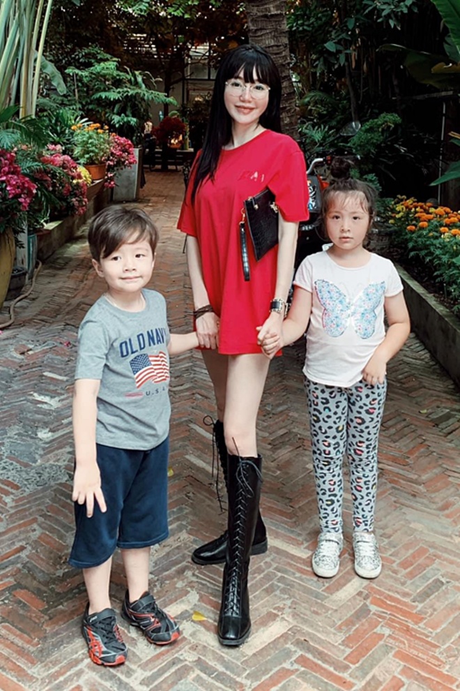 Elly Trần khiến nhiều người ngưỡng mộ khi có cách dạy con khéo léo, thực tế.