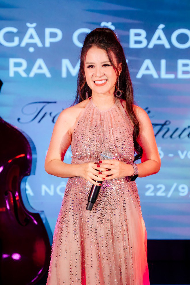 Hồng Nhung Đỗ tại buổi ra mắt album đầu tiên sau 20 năm ca hát.