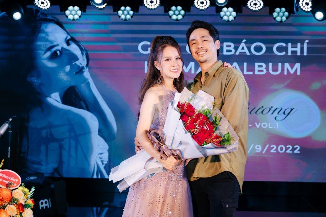 Người chồng hiện tại của Hồng Nhung Đỗ. Anh kém cô 12 tuổi, làm nghề cắt tóc.