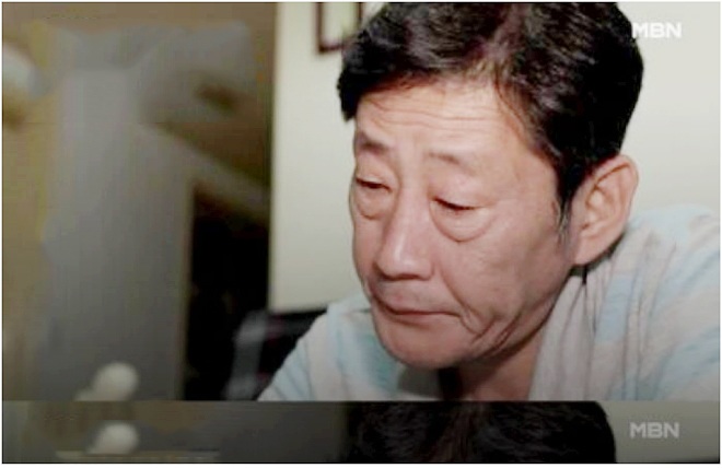 10 năm sau cái chết của 3 đứa con bị vợ giết hại, tài tử Hàn bật khóc khi viếng mộ - 1