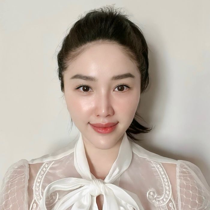 Mới đây, nữ ca sĩ Bảo Thy vừa đăng tải trên trang cá nhân bức ảnh thẻ của mình. Bà mẹ bỉm khoe gương mặt thon gọn, làn da căng bóng, trắng mịn không chút tỳ vết. Cũng chính vì sở hữu gương mặt ưa nhìn và làn da hoàn hảo nên việc chụp ảnh thẻ đối với Bảo Thy không còn là nỗi ác mộng như nhiều cô gái khác.