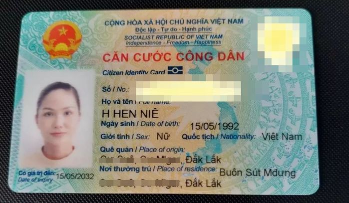 Cách đây không lâu, nàng hậu HHen Niê cũng khiến người hâm mộ không khỏi trầm trồ khi khoe ảnh căn cước công dân xinh lung linh. 