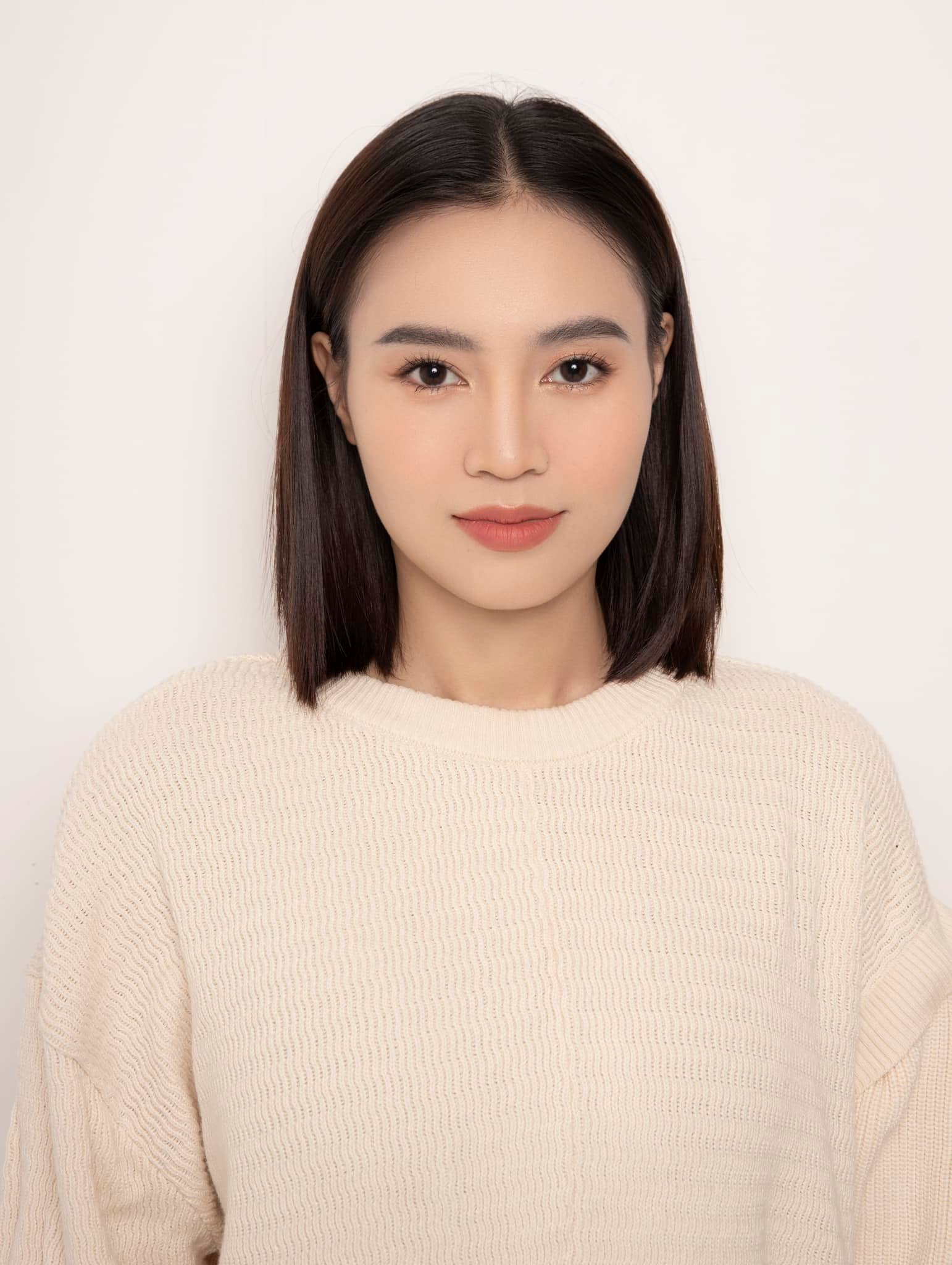 Rút kinh nghiệm từ lần trang điểm quá tay, sang lần thứ 2, Ninh Dương Lan Ngọc đã tiết chế và cho ra “thành phẩm” quá xuất sắc. Không trang điểm cầu kỳ nhưng người đẹp sinh năm 1989 vẫn chứng minh được nhan sắc cực phẩm của mình.