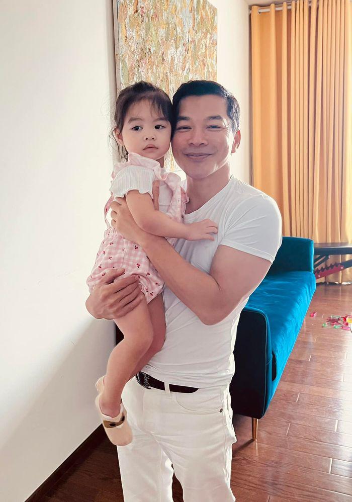 6 năm ly hôn Trương Ngọc Ánh, Trần Bảo Sơn làm bố lần 2, con gái xinh xắn không kém chị - 1