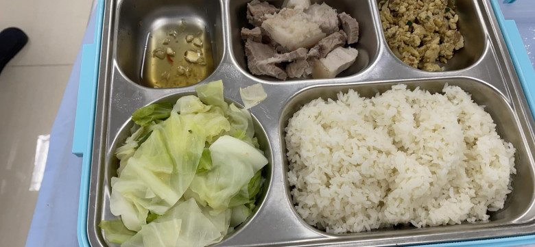 Suất cơm dành cho sản phụ tại bệnh viện. (Ảnh: NVCC)