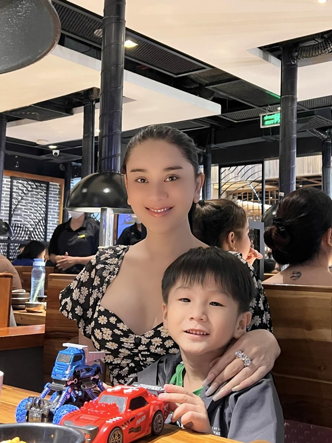Lâm Khánh Chi đăng ảnh cùng con trai cưng, khẳng định hiện tại chỉ có cậu bé thương mình.