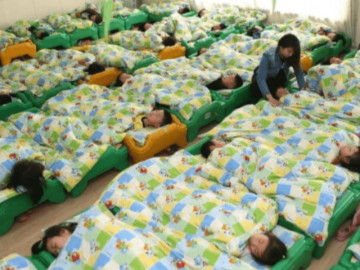 Mẹ tức giận khi xem ảnh con ngủ trưa ở trường mẫu giáo nhưng vội xấu hổ khi nghe cô giải thích