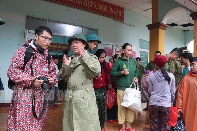 Cuồng phong bão số 4 giật tới cấp 16 lao nhanh vào gần bờ: Mắt bão đã rõ, mưa lớn mở rộng ra cả miền Bắc - 17