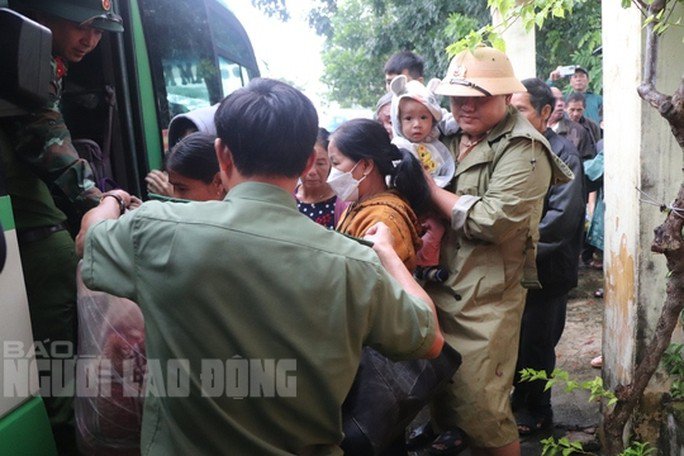 Cuồng phong bão số 4 giật tới cấp 16 lao nhanh vào gần bờ: Mắt bão đã rõ, mưa lớn mở rộng ra cả miền Bắc - 16