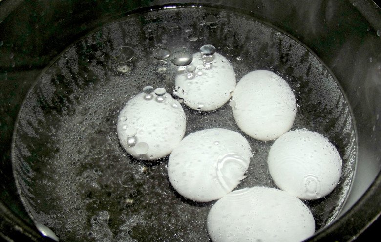 Luộc trứng đừng dại, cho ngay vào nồi, nhớ làm như vậy trước để trứng không bị nứt và dễ bóc