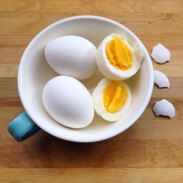 Luộc trứng đừng dại cho ngay vào nồi, nhớ làm điều này trước trứng không nứt lại dễ bóc vỏ - 1