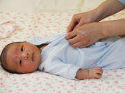 Bà bầu - Thực hư việc mẹ bầu xin quần áo sơ sinh cũ "lấy vía" để con sinh ra dễ nuôi và hay ăn chóng lớn