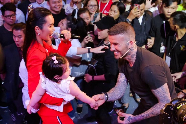 Bé gái Việt từng được David Beckham bế, luôn miệng khen đáng yêu giờ đã lớn xinh, là mẫu nhí - 4