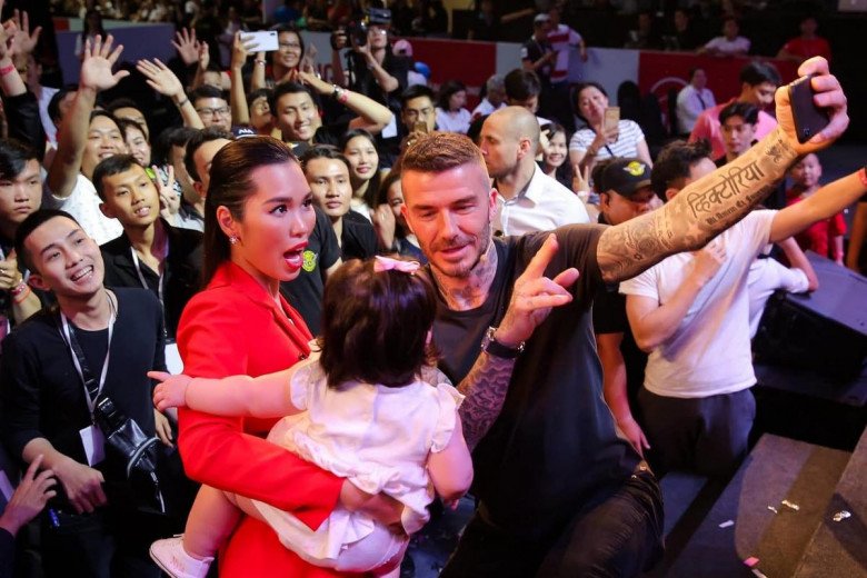 Bé gái Việt từng được David Beckham bế, luôn miệng khen đáng yêu giờ đã lớn xinh, là mẫu nhí - 5