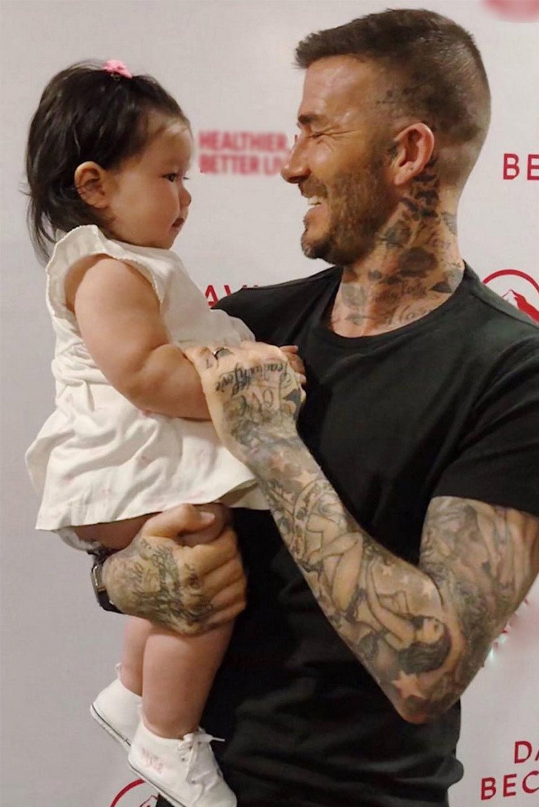 Bé gái Việt từng được David Beckham bế, luôn miệng khen đáng yêu giờ đã lớn xinh, là mẫu nhí - 1