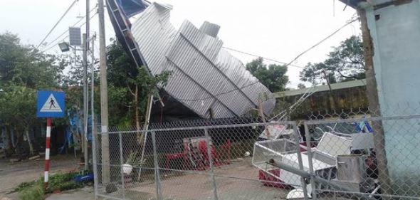 Những hình ảnh tan hoang sau khi amp;#34;cuồng phongamp;#34; bão số 4 quét qua, cây cối gãy đổ, nhà tốc mái hàng loạt - 1