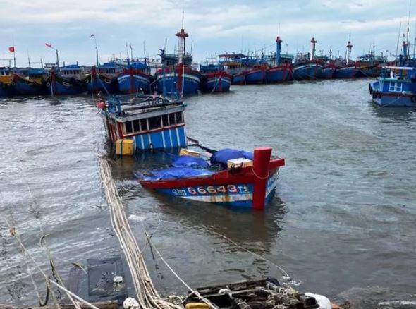 Những hình ảnh tan hoang sau khi amp;#34;cuồng phongamp;#34; bão số 4 quét qua, cây cối gãy đổ, nhà tốc mái hàng loạt - 2