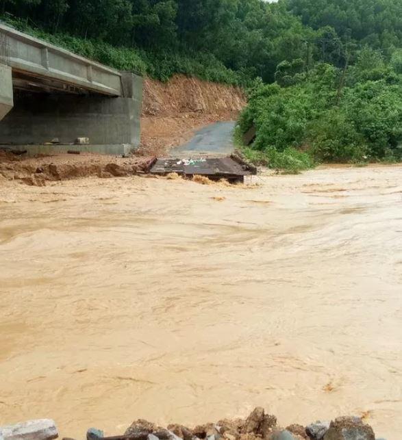 Những hình ảnh tan hoang sau khi amp;#34;cuồng phongamp;#34; bão số 4 quét qua, cây cối gãy đổ, nhà tốc mái hàng loạt - 4