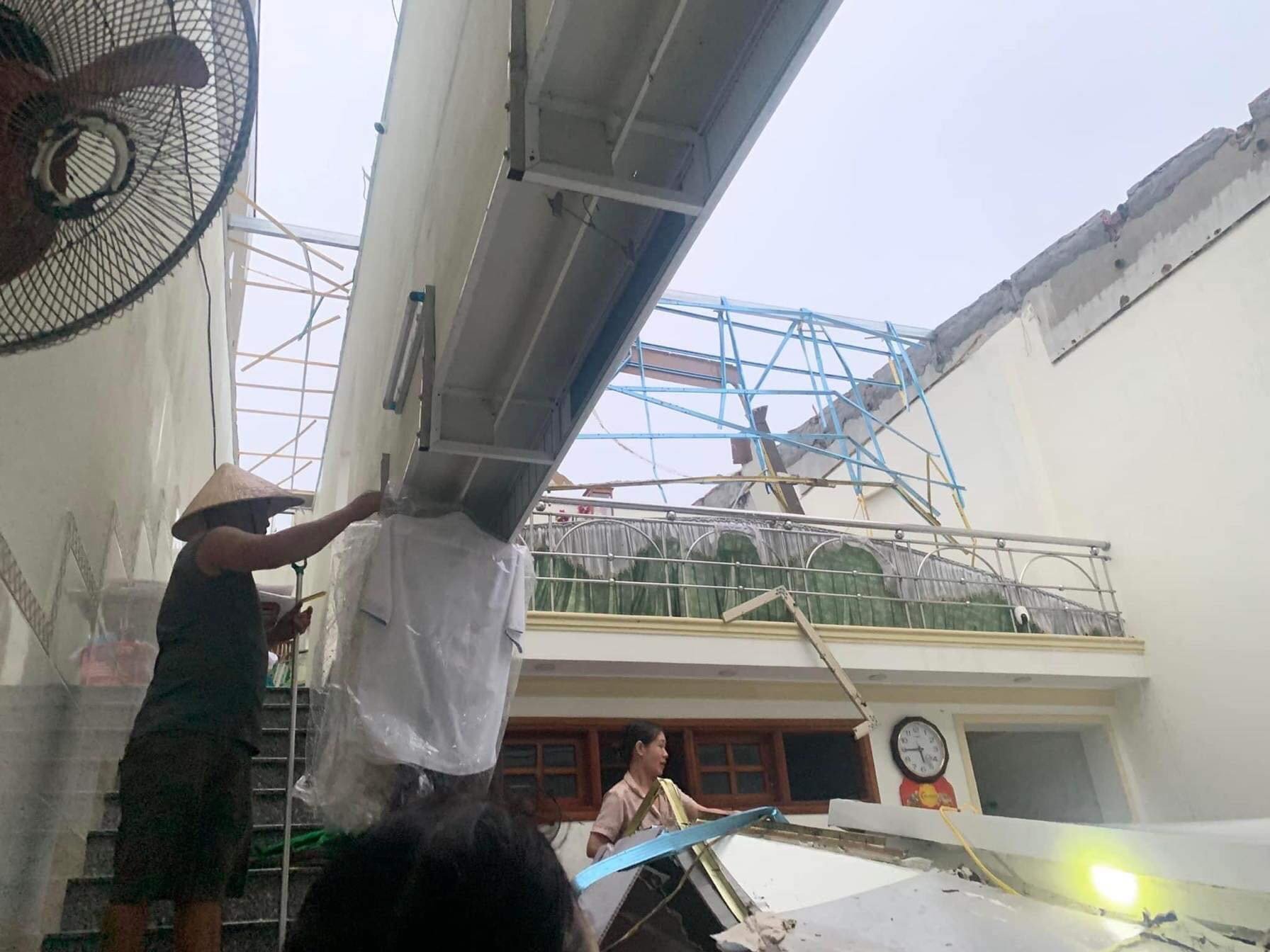 Những hình ảnh tan hoang sau khi amp;#34;cuồng phongamp;#34; bão số 4 quét qua, cây cối gãy đổ, nhà tốc mái hàng loạt - 15