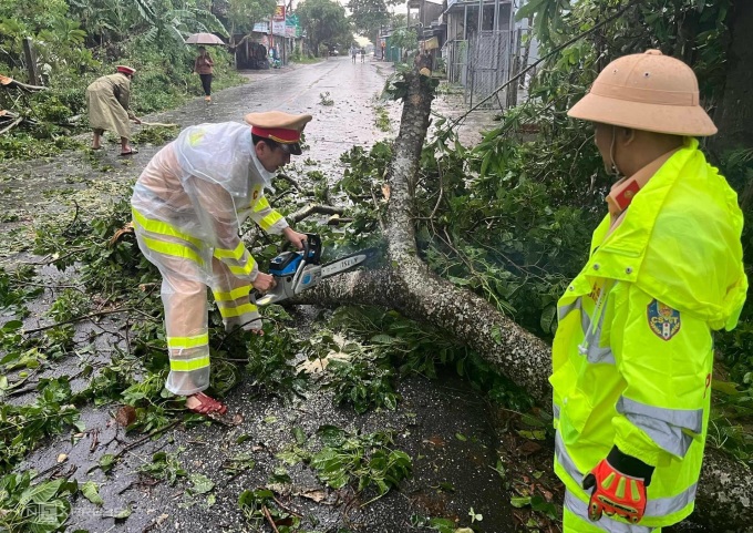 Những hình ảnh tan hoang sau khi amp;#34;cuồng phongamp;#34; bão số 4 quét qua, cây cối gãy đổ, nhà tốc mái hàng loạt - 12