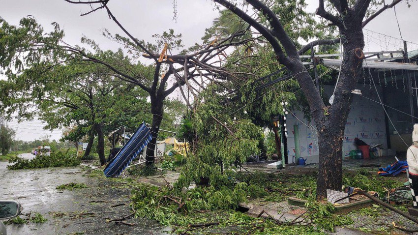 Những hình ảnh tan hoang sau khi amp;#34;cuồng phongamp;#34; bão số 4 quét qua, cây cối gãy đổ, nhà tốc mái hàng loạt - 8
