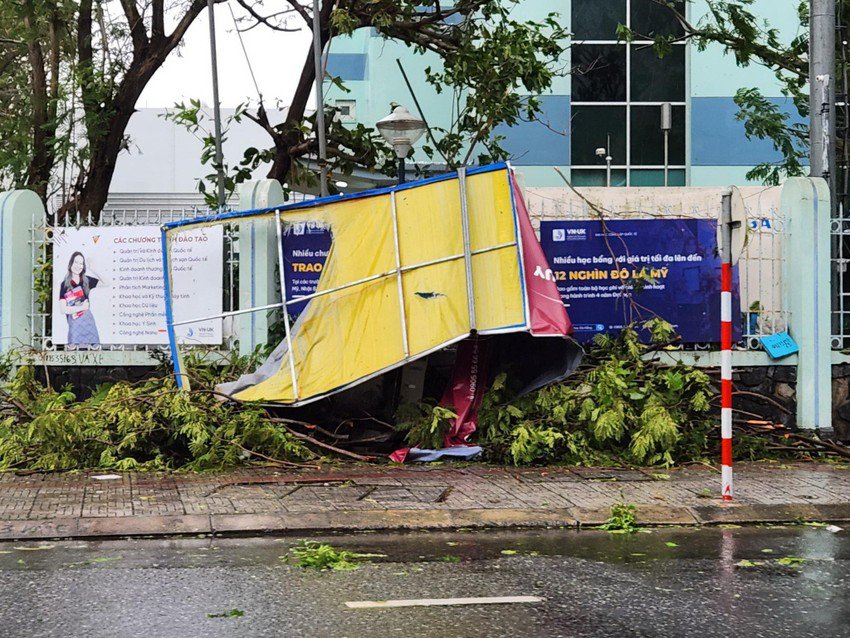 Những hình ảnh tan hoang sau khi amp;#34;cuồng phongamp;#34; bão số 4 quét qua, cây cối gãy đổ, nhà tốc mái hàng loạt - 9