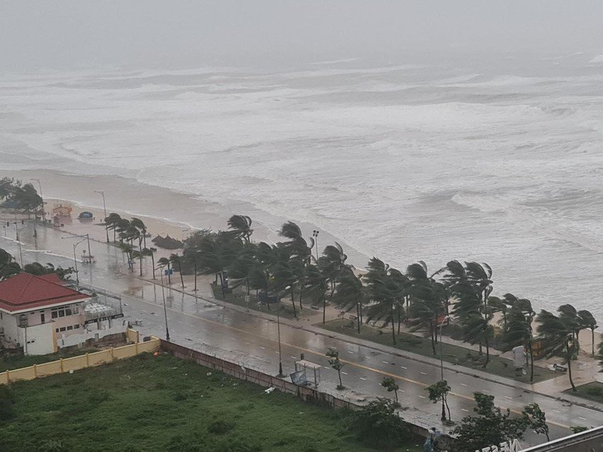 Những hình ảnh tan hoang sau khi amp;#34;cuồng phongamp;#34; bão số 4 quét qua, cây cối gãy đổ, nhà tốc mái hàng loạt - 10