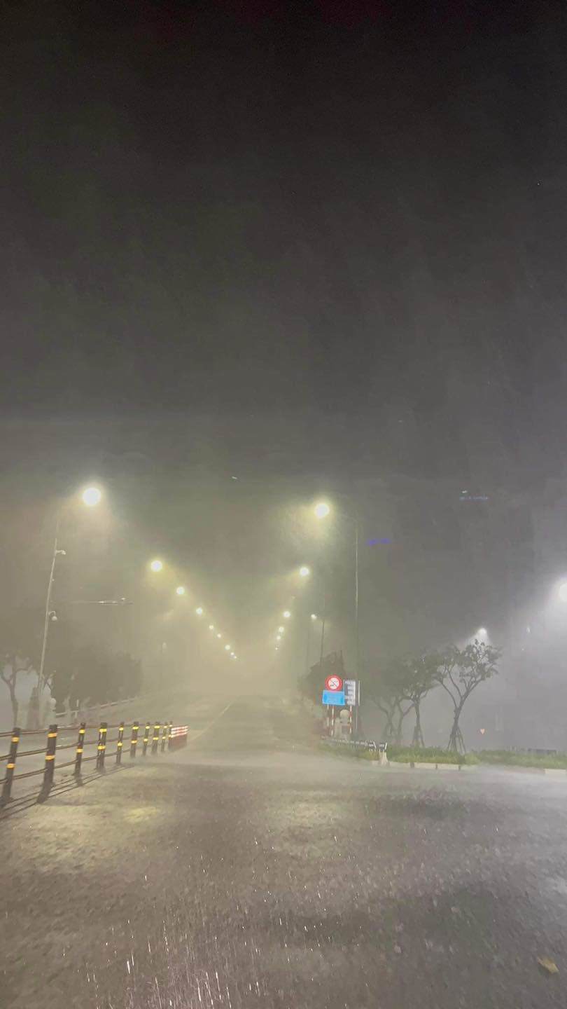 Những hình ảnh tan hoang sau khi amp;#34;cuồng phongamp;#34; bão số 4 quét qua, cây cối gãy đổ, nhà tốc mái hàng loạt - 18