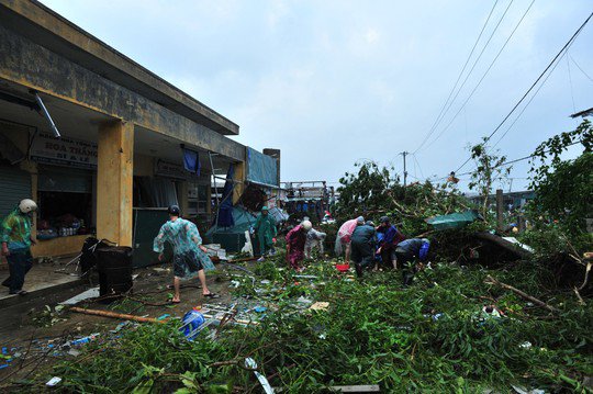 Những hình ảnh tan hoang sau khi amp;#34;cuồng phongamp;#34; bão số 4 quét qua, cây cối gãy đổ, nhà tốc mái hàng loạt - 16
