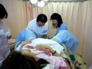 Bà bầu - Con gái 26 tuổi đưa mẹ 54 tuổi đi khám thai, lúc bác sĩ gọi vào, cả phòng đều ngớ người