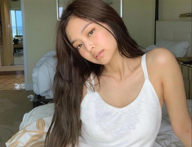 Ảnh nhạy cảm của cô cũng bị công bố trên mạng.