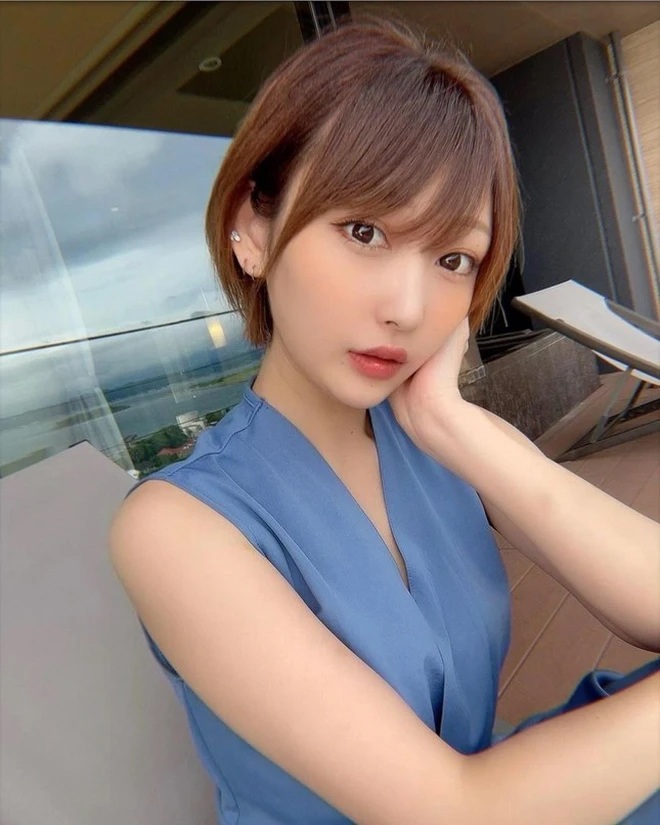 Manaka bỏ nghề ca sĩ đi làm quán bar.