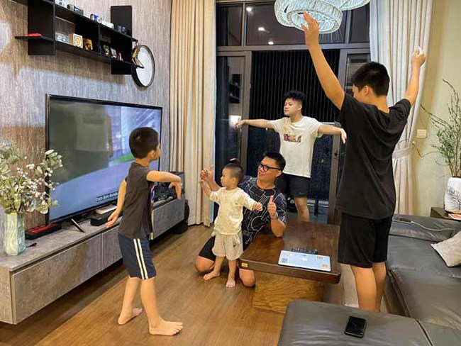 Ở nhà nam MC cũng là ông bố rất đảm đang, chịu khó chăm sóc con cái.