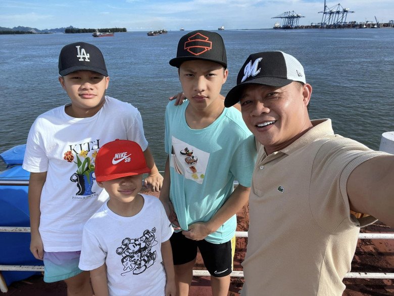 Anh thường xuyên đưa các con đi du lịch, khám phá...