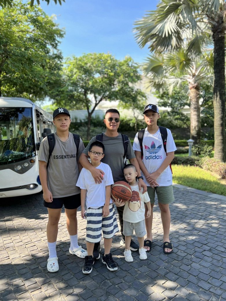 Nuôi 4 cậu con trai nên đôi khi nam MC cũng phải áp dụng cả phong cách quân đội vào việc dạy dỗ các con.