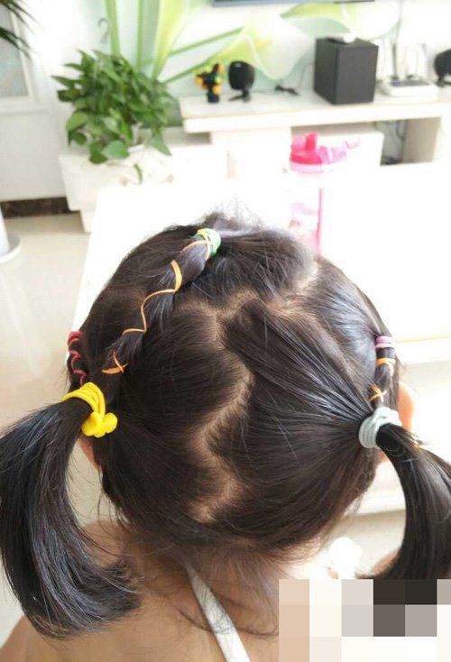 Con gái đi học về khoe mỗi ngày một kiểu tóc tết xinh, mẹ tức giận chất vấn cô giáo - 3