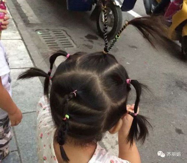 Con gái đi học về khoe mỗi ngày một kiểu tóc tết xinh, mẹ tức giận chất vấn cô giáo - 5