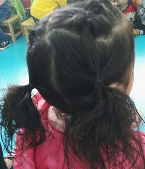 Con gái đi học về khoe mỗi ngày một kiểu tóc tết xinh, mẹ tức giận chất vấn cô giáo - 6