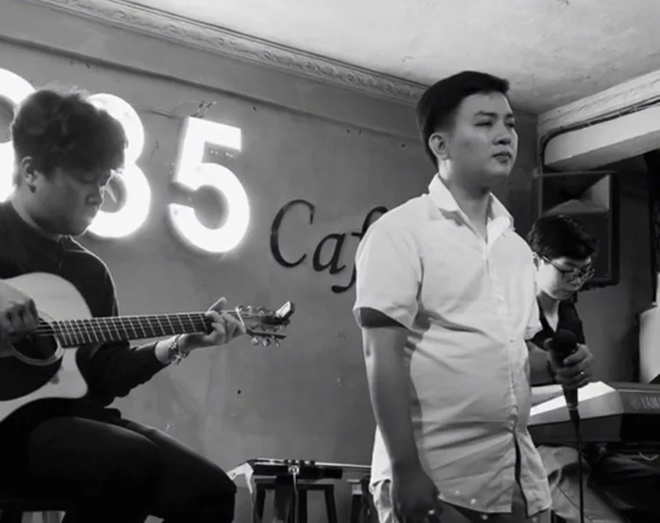 Nam ca sĩ xuất hiện với vẻ ngoài phát tướng, bị nhận xét bụng to như bầu 8 tháng, nhận về hàng trăm bình luận trái chiều.