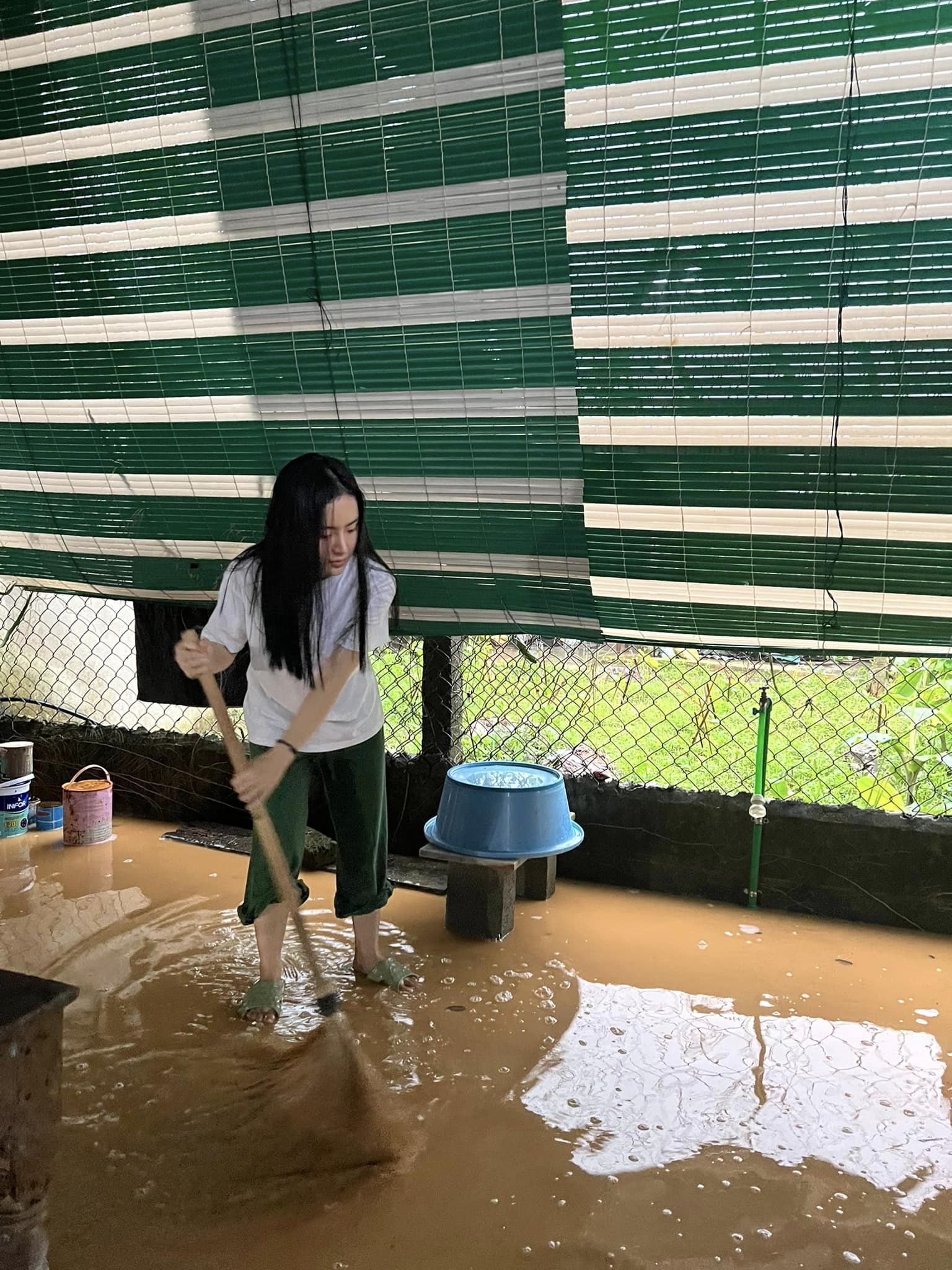 Em gái Angela Phương Trinh xắn quần, đi dép nhựa chống bão » Báo Phụ Nữ Việt Nam