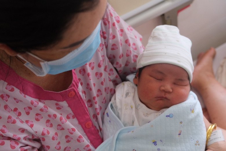 Em bé nặng 5,1kg vừa chào đời bằng phương pháp đẻ thường trước sự bất ngờ của ê-kíp bác sĩ - 3