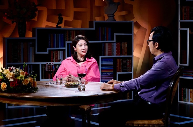 Pha Lê làm khách mời trong talkshow Lối Ra với host Đinh Tiến Dũng.