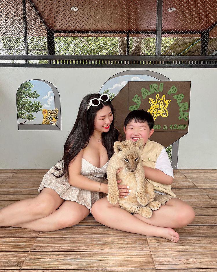 Hotgirl ngực khủng đi đám cưới nổi bật hơn cô dâu, đời thực làm mẹ đơn thân trẻ đẹp như chị của con trai - 13