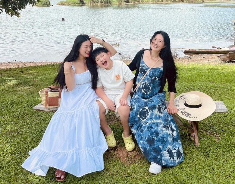 Hotgirl ngực khủng đi đám cưới nổi bật hơn cô dâu, đời thực làm mẹ đơn thân trẻ đẹp như chị của con trai - 14